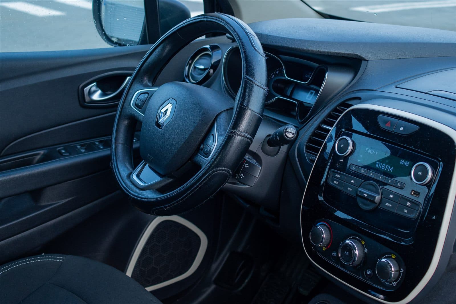 Renault Captur interior inchiriere auto Iasi