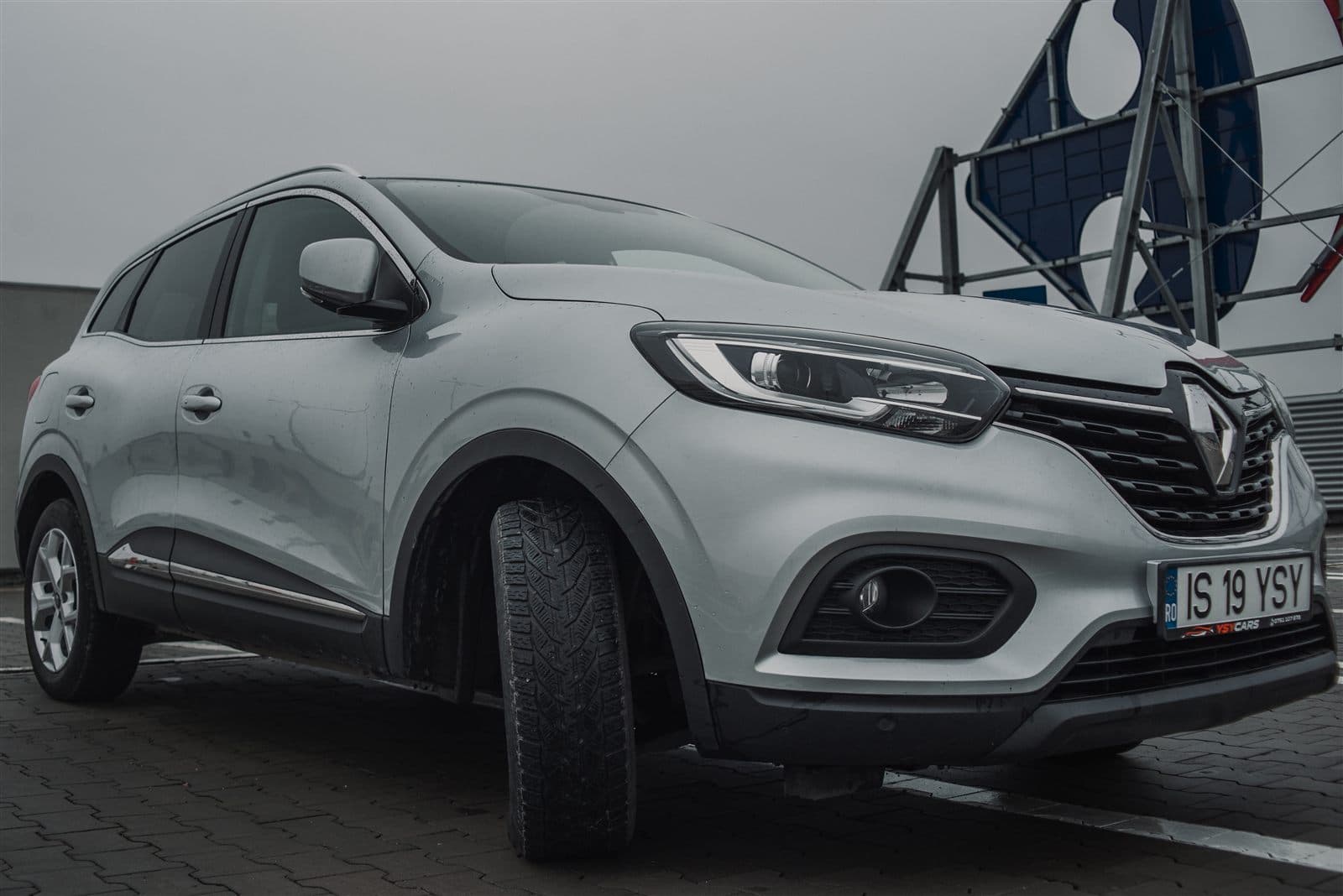 Renault Kadjar SUV argintiu rent a car Iasi vedere frontala