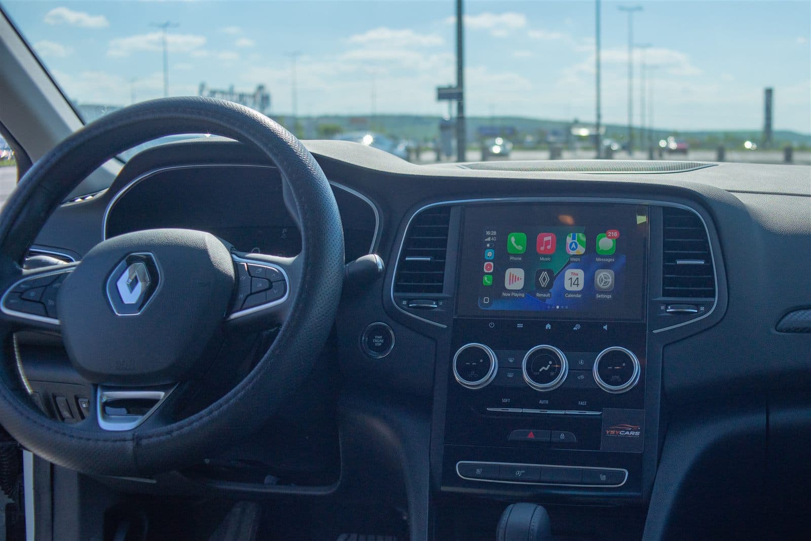 Renault Megane interior Apple CarPlay inchiriere auto Iasi